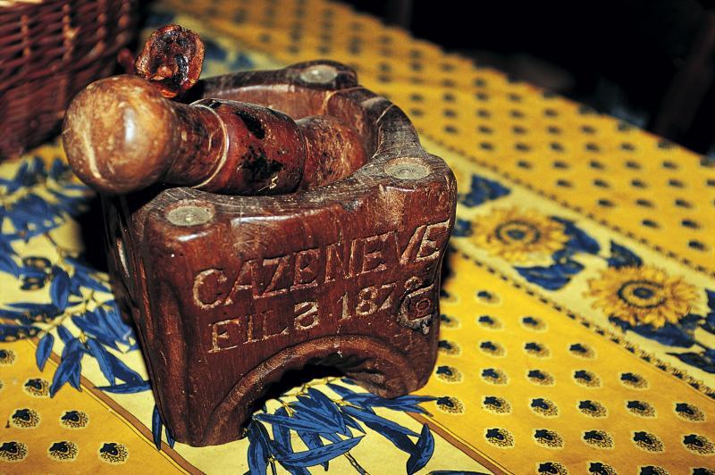 Mortier (trissador) et pilon en bois ouvragé historié 1872 [?] avec inscription CASENEVE FILS